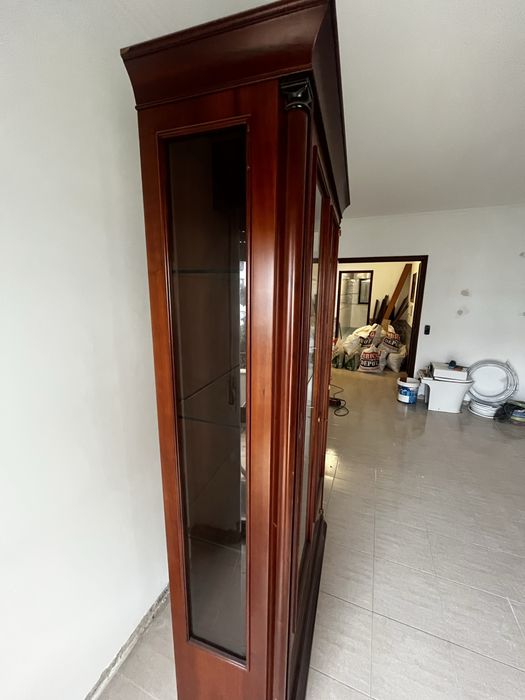 Cristaleira em madeira maciça com portas de vidro – excelente estado