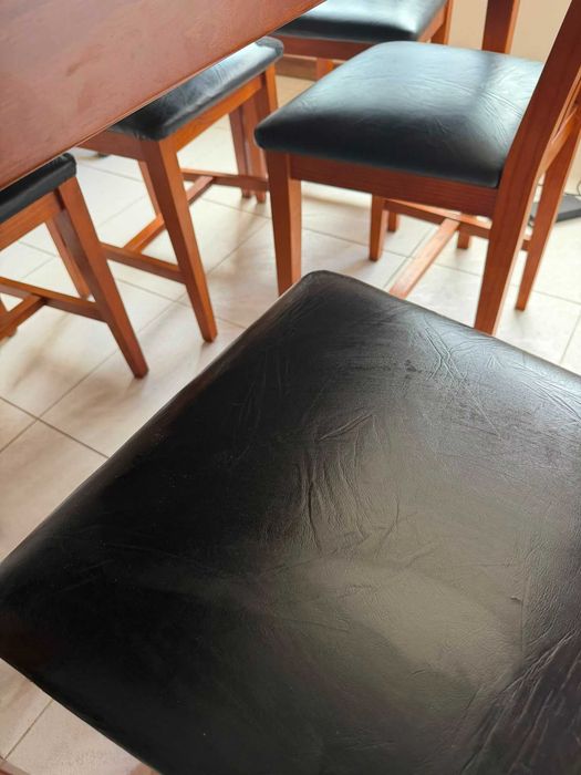 Mesa de jantar em madeira com 6 cadeiras