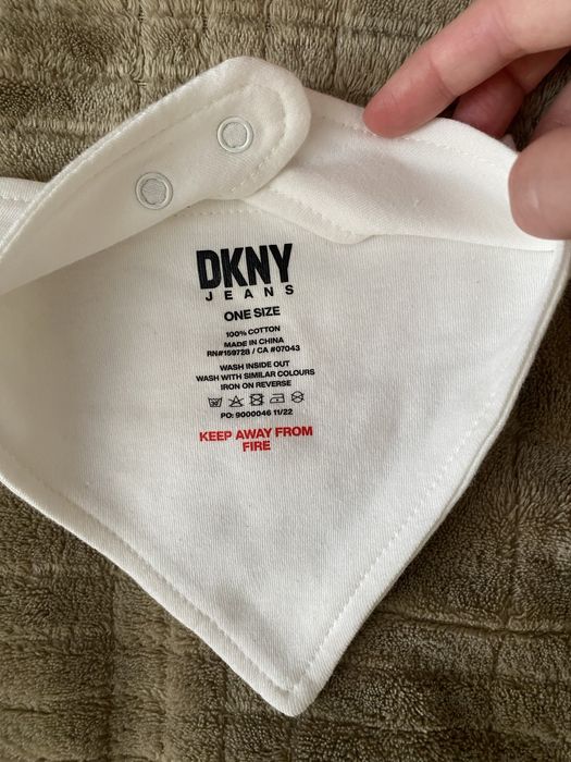 Слюнявчики  брендові нагрудники DKNY