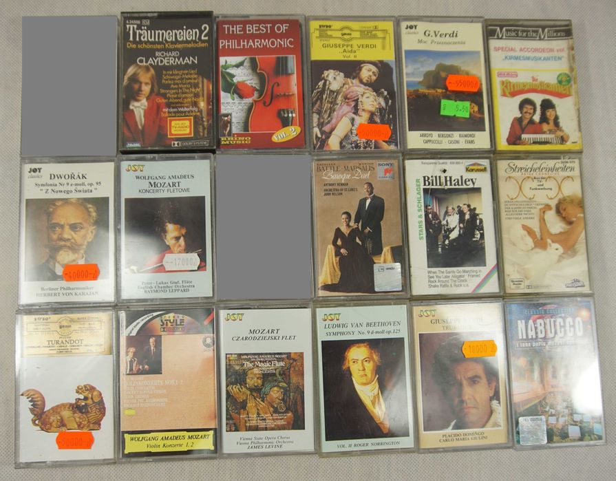 16 kaset magnetofonowych z muzyką klasyczną.