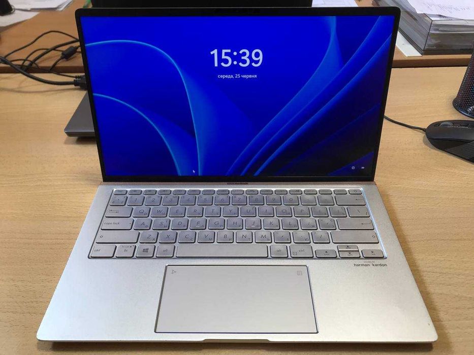 ASUS ZenBOOK UM433D та Apple iPad Air A1474 Wi-Fi 16GB