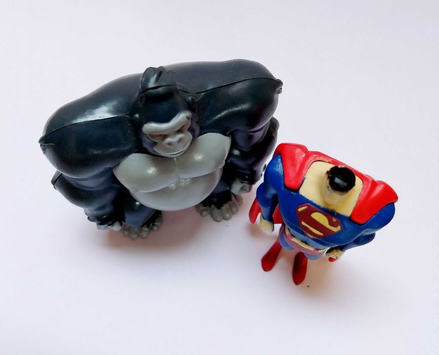 Bonecos Super-Homem e Gorila Grodd em pvc