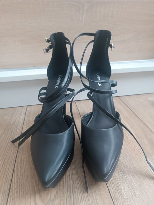 Czarne szpilki z paskami