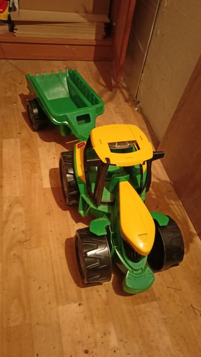 Traktor zabawka do piaskownicy