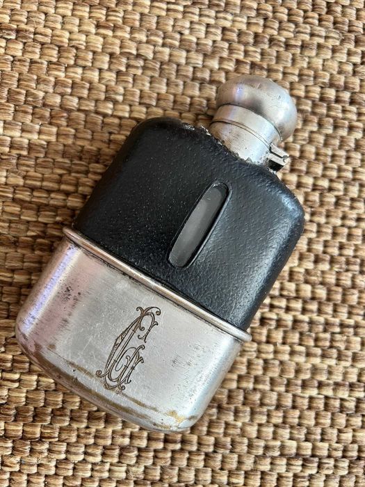 Piersiówka z monogramem XIX/XX w. skóra, pozłacany kubek