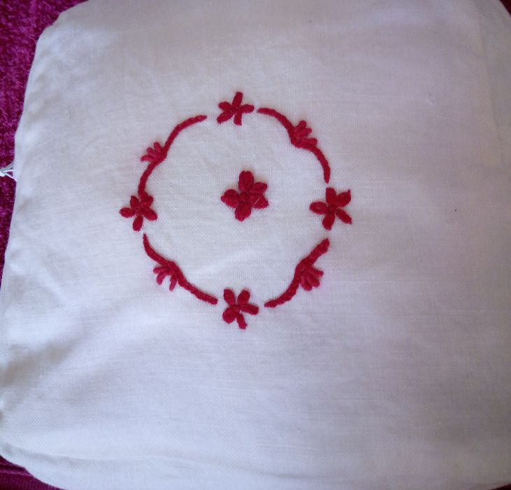 Necessaire em linho caseiro com bordado de Guimarães