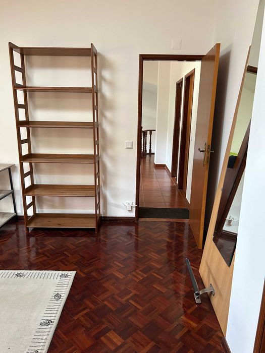 Arrendo quarto grande em moradia