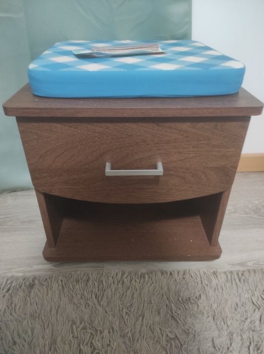 Cama queen + colchão + mesa cabeceira