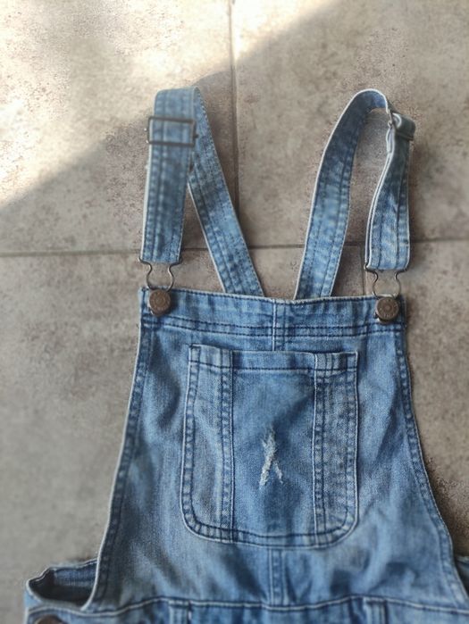 Spodnie jeans na szelkach ogrodniczki