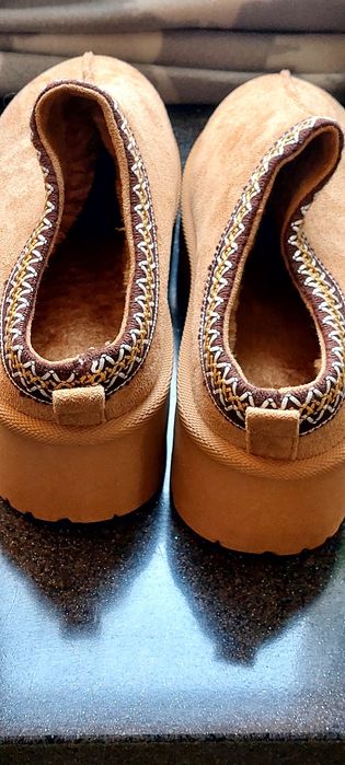 Продам уггі  нові