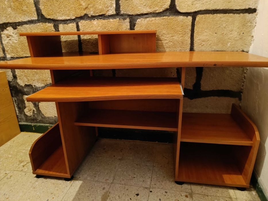 Secretária; Mesa para estudo