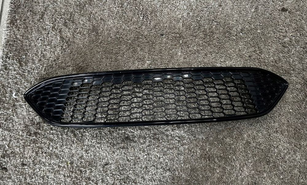 FORD FOCUS MK3 GRILL ATRAPA KRATKA PRZÓD 2014- F1EJ-8200-A1