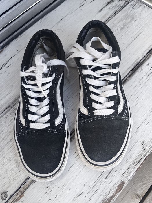 Czarne sneakersy Vans 37, 23.5 cm. Uszkodzona jedna zapiętka. Ogólnie stan ok.