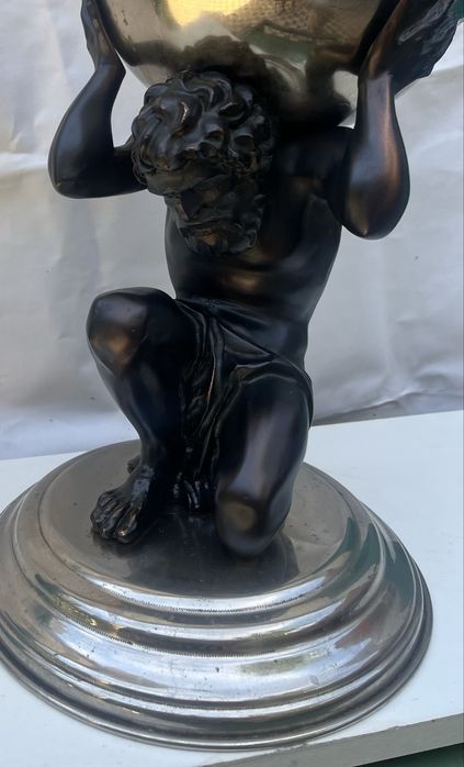 Floreira formada por homem suportando taça ( em bom estado)