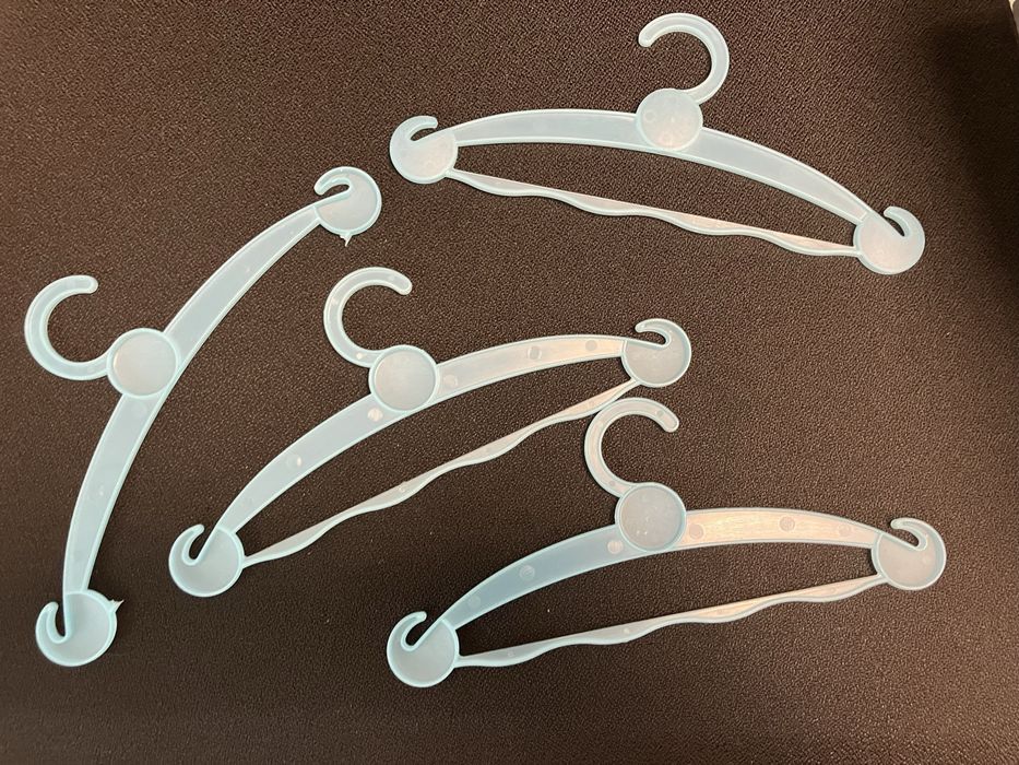 Cabides em plástico para roupa de bebé/criança