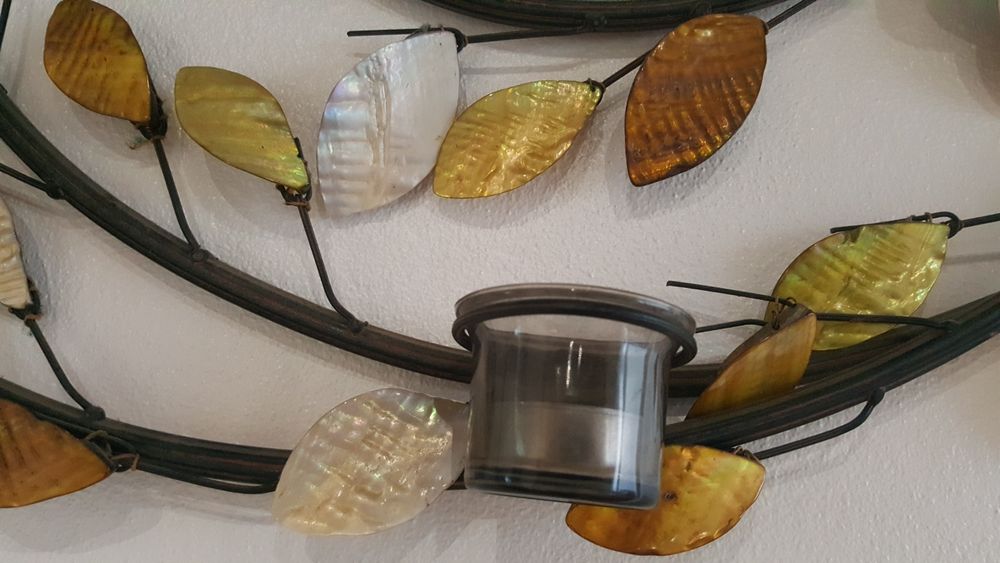 Moldura em ferro com castiçais