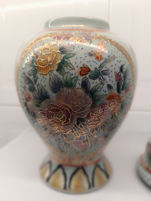 Pote com Tampa em Porcelana Pintada – Estilo Oriental – 29 cm