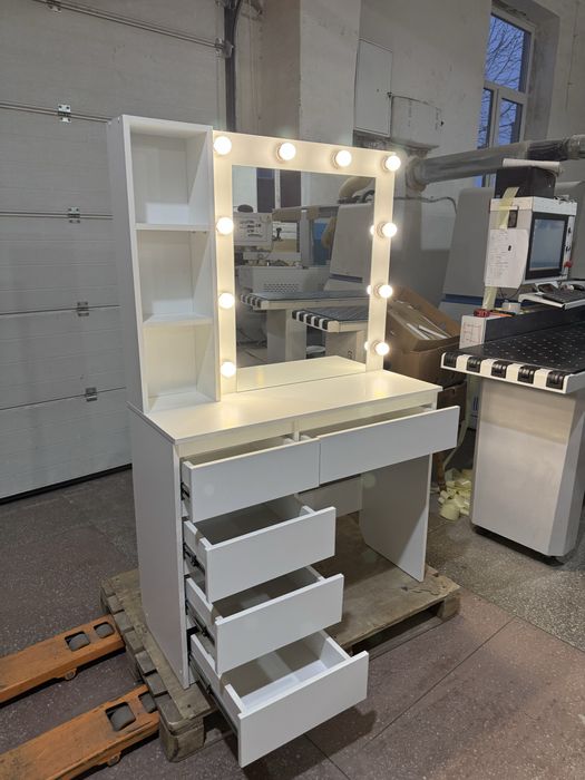 Туалетний столик з підсвіткою косметичний стіл дзеркало для макіяжу