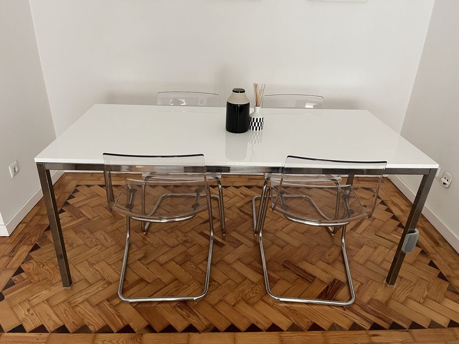 Vendo conjunto de mesa e cadeiras