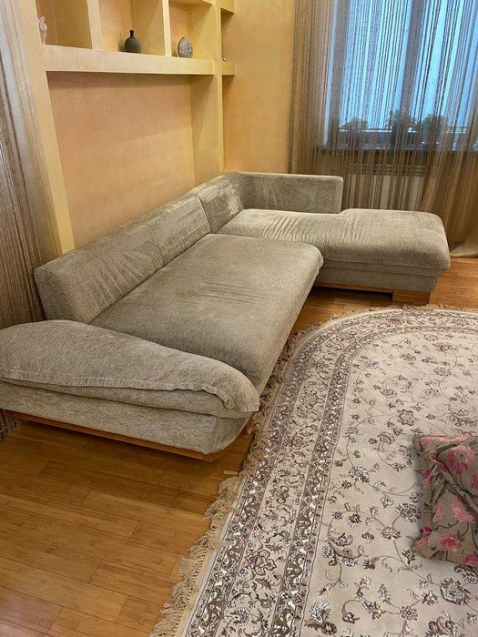 діван у вітальню