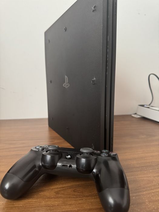 PlayStation 4 Pro + 1 Comando – Excelente Estado (sem caixa)