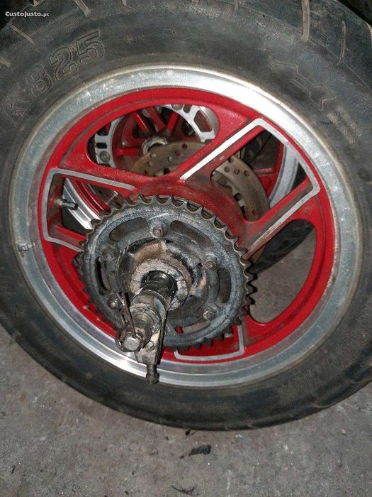 Motor Kawasaki gpx600, rodas e pequenas peças soltas
