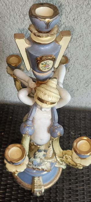 Świecznik z pięknej porcelany w stylu  barokowym Sygnowany