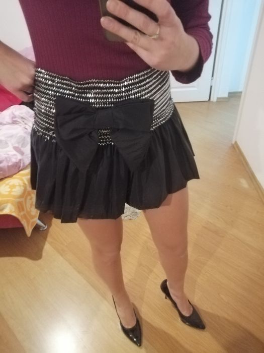 Spódniczka mini z kokardą na sylwestra