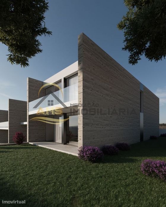 Terreno De Construção Para 3 Moradias Em Banda