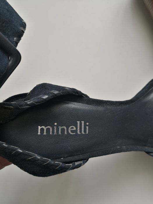 Нові замшеві босоніжки на каблуку