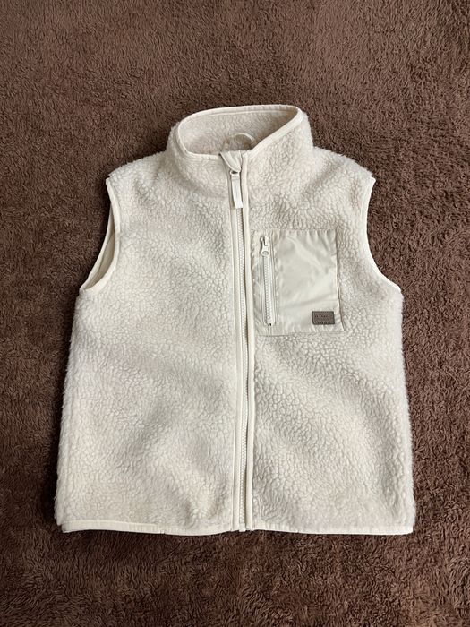 Жилетка на синтепоне 122-128;жилетка весенняя,желетка молочная,жилетка