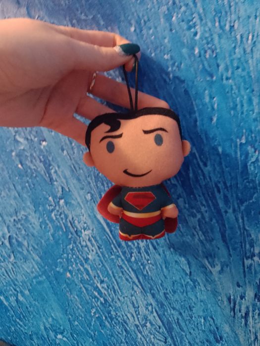 Zawieszka Superman pluszak syn sprzedaje zabawki