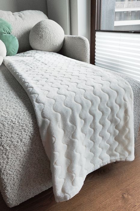 Minimalistyczny biały kremowy koc z falistym wzorem  Basic ciepły miły