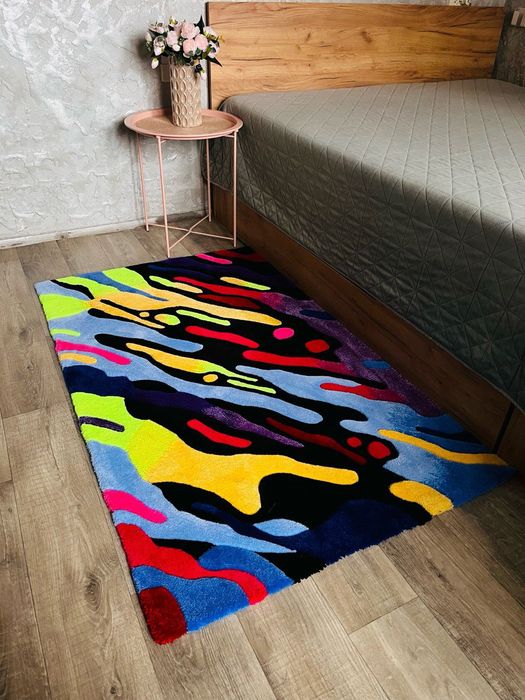 Тафтинговий килим ручної роботи “Neon Flow”
Розмір: 90×150 см