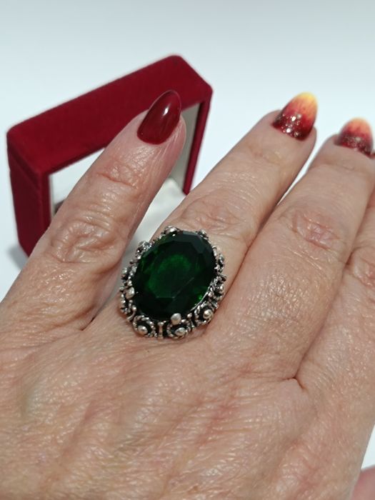 Srebrny pierścionek z zielonym kamieniem roz.13, srebro próby 925