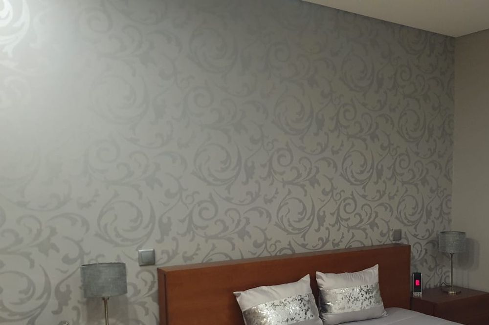 Papel de parede cinza e prata