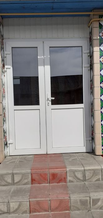 Продам пластмкові бу двері.