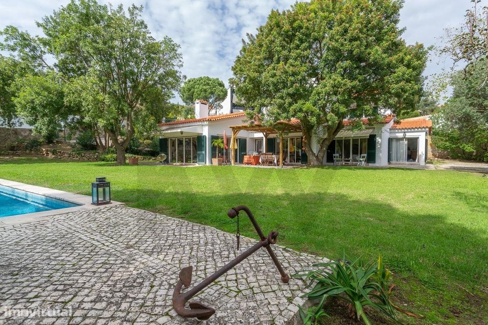 Moradia de Luxo T4 com Piscina e Jardim Privado em Alcabideche, Cascai