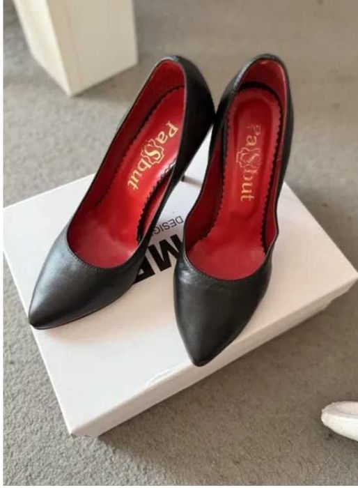 Czarne szpilki z czerwoną podeszwą rozmiar 37