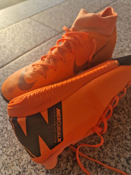 Nike MercurialX Superfly 6 Academy, pertencentes à coleção "Fast At.
