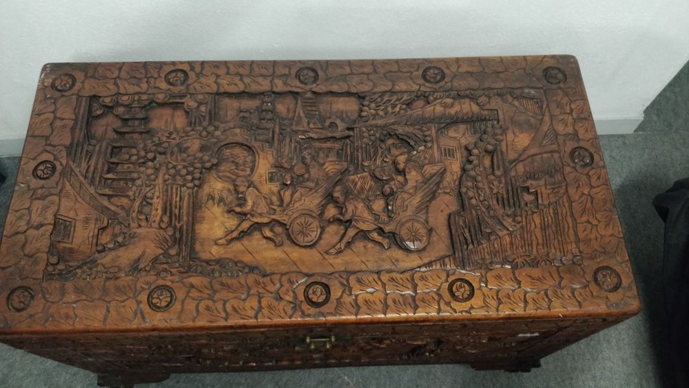 Arca em madeira de cânfora detalhada