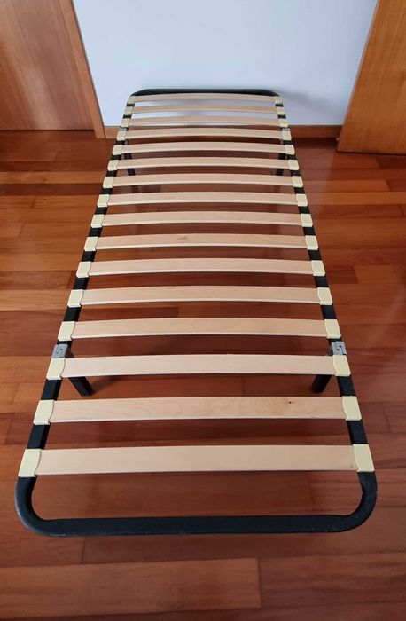 Cama de solteiro (estrado com pernas + colchão) -> 2un. disponíveis