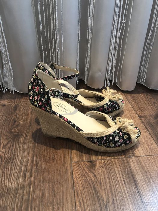 Sandałki damskie na koturnie ze sznurka.