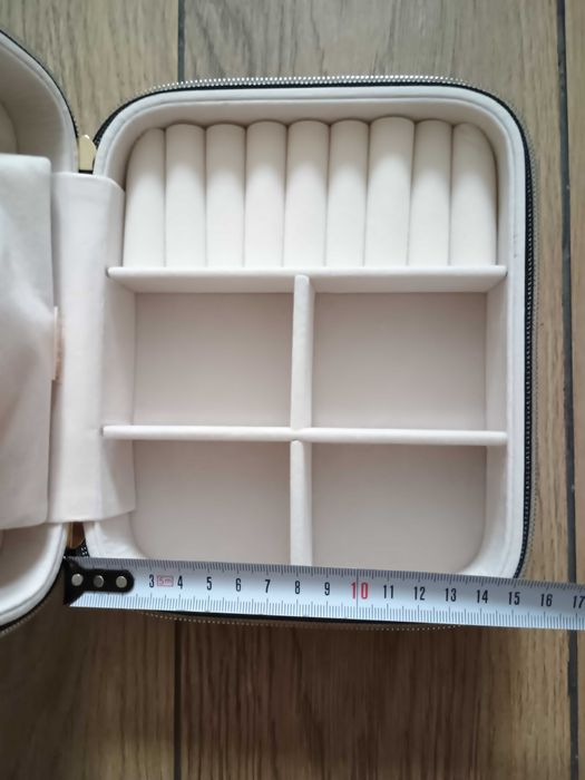 Kuferek na biżuterię czarny zamsz