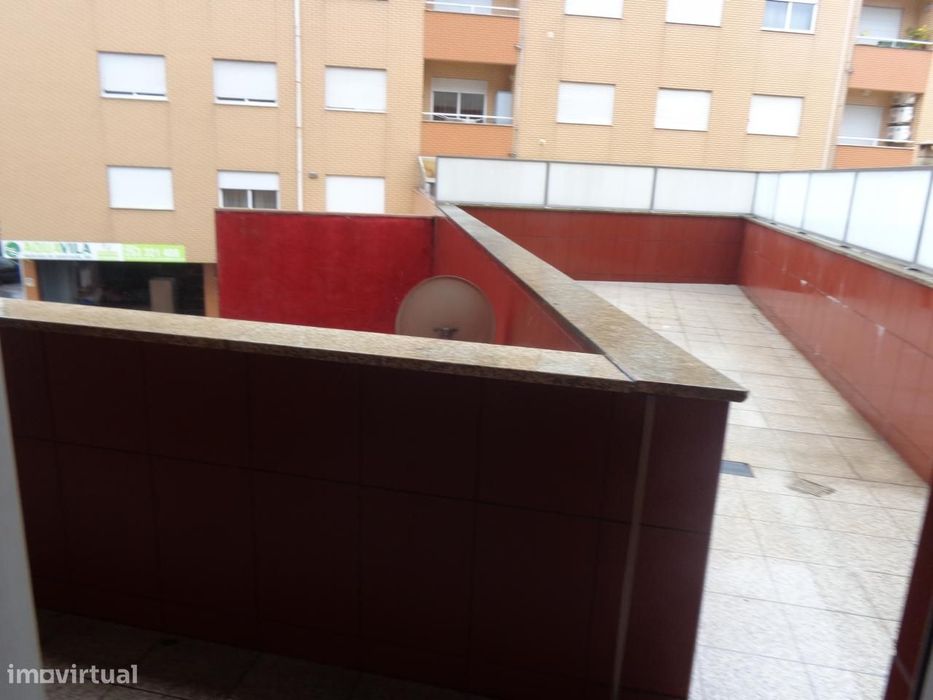 T1 com cozinha com electrodomésticos e garagem fechada