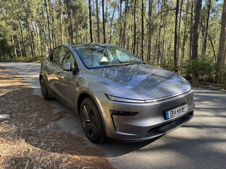 Tesla Model Y Premium RWD 2025 | Quicksilver | Interior Branco | 28.000 km — photo 4