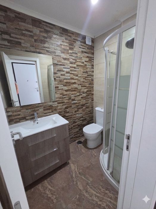 Quarto casal para arrendar em casa remodelada Monte Abraão