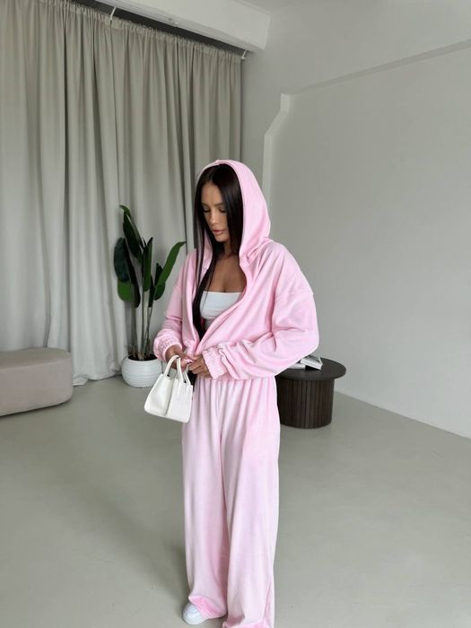 Жіночий спортивний костюм