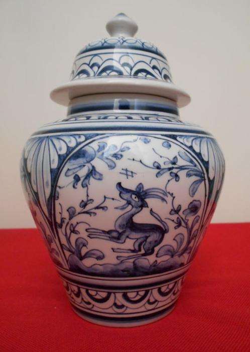 Pote da Real Cerâmica, Coimbra, PINTADO À MÃO e assinado pelo artesão.