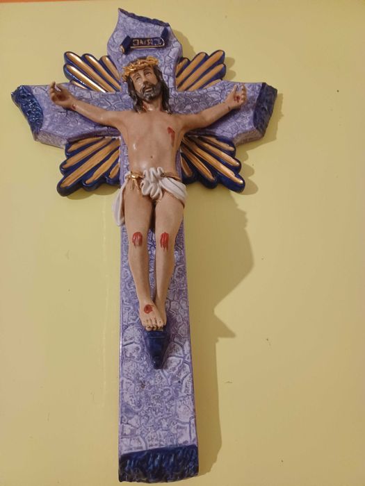 Jesus Cruxificado em Porcelana fina , pintado à mão